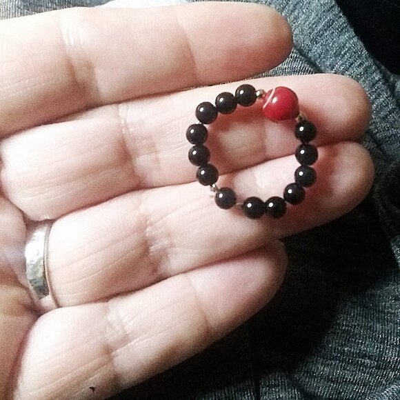 Sexy Bead Ring! Red Coral + Black Stone Beads - S6 - Beaded Midi Knuckle Rings - Picture 1 of 6